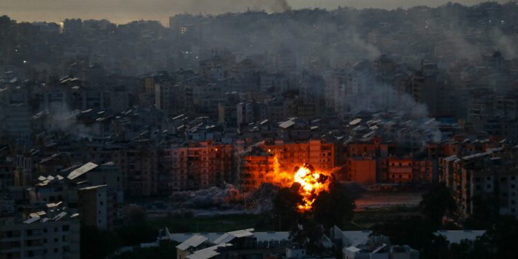 explozii-in-dubai-si-manama,-atacuri-aeriene-intense-la-teheran-israelul-loveste-buncarul-conducerii-iraniene-–-hotnews.ro