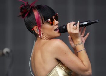 video-razbunare-cu-facturi-pe-scena-o-celebra-cantareata-a-aparut-intr-o-rochie-pe-care-apar-dovezile-tradarii-fostului-sot:-i-ai-cumparat-o-geanta-nu-era-ieftina-eu-dormeam-–-hotnews.ro