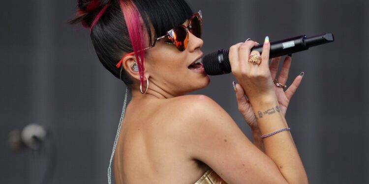 video-razbunare-cu-facturi-pe-scena-o-celebra-cantareata-a-aparut-intr-o-rochie-pe-care-apar-dovezile-tradarii-fostului-sot:-i-ai-cumparat-o-geanta-nu-era-ieftina-eu-dormeam-–-hotnews.ro