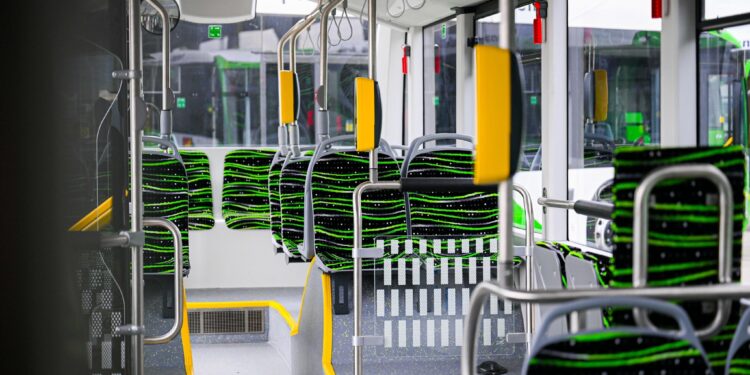 doua-femei-au-cazut-din-autobuz-pe-asfalt-cand-soferul-pleca-din-statie,-in-sibiu-politia-face-cercetari-–-hotnews.ro