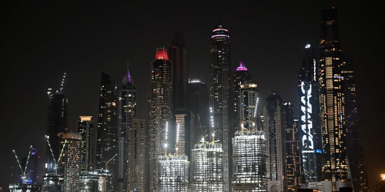 video-zgarie-nori-celebru-din-dubai,-lovit-de-fragmentele-unui-proiectil-interceptat-–-hotnews.ro