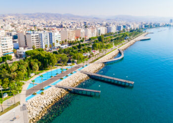 cipru,-o-tara-dependenta-de-turism,-incepe-deja-sa-simta-efectele-razboiului-oamenii-se-gandesc-de-doua-ori-–-hotnews.ro