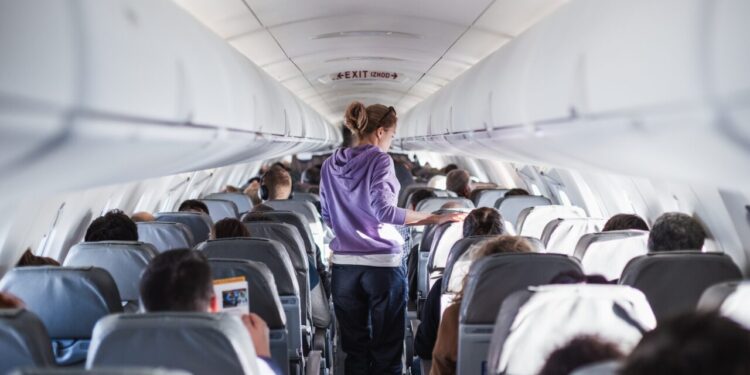 motivul-pentru-care-politistii-au-fost-chemati-sa-dea-jos-o-femeie-dintr-un-avion.-ce-i-a-reprosat-echipajul-pasagerei