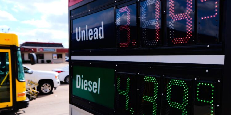 ultima-ora-razboiul-din-iran-va-duce-la-scaderea-pretului-petrolului,-sustine-trump-argumentul-invocat-–-video-–-hotnews.ro