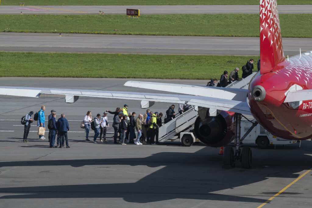 marile-companii-aeriene-au-inceput-sa-scumpeasca-biletele-dupa-ce-pretul-kerosenului-s-a-dublat-–-hotnews.ro