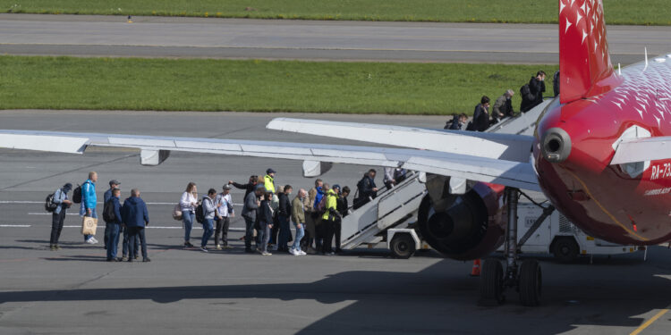 marile-companii-aeriene-au-inceput-sa-scumpeasca-biletele-dupa-ce-pretul-kerosenului-s-a-dublat-–-hotnews.ro