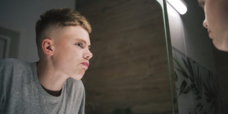 trendul-de-pe-tiktok-care-provoaca-baietii-sa-si-modeleze-maxilarul-cu-ciocanul-–-hotnews.ro