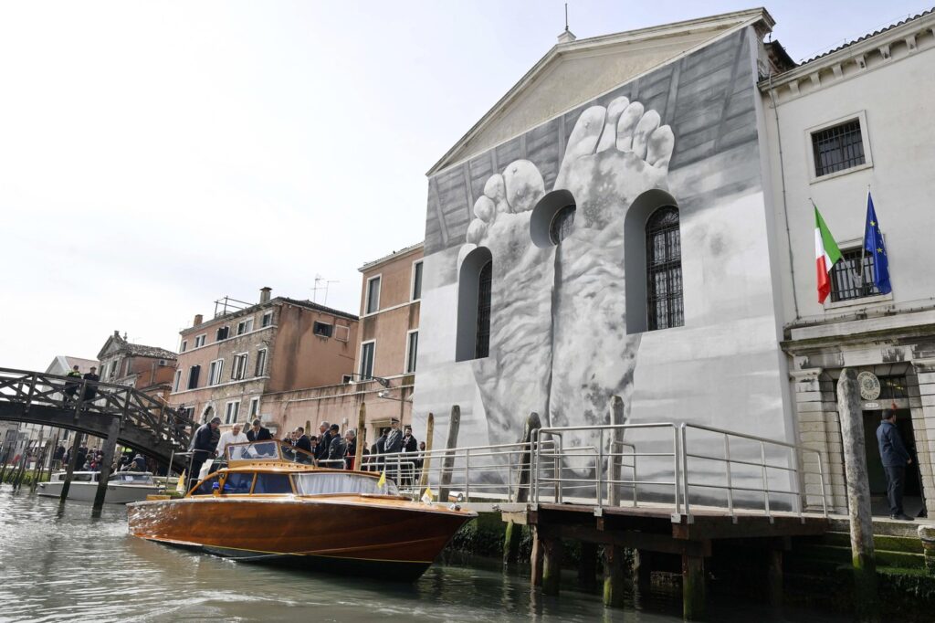 ue-ameninta-cu-sanctiuni-bienala-de-la-venetia-pentru-ca-a-permis-revenirea-rusiei-–-hotnews.ro