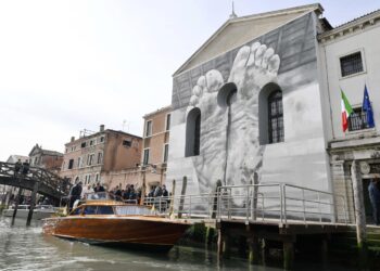ue-ameninta-cu-sanctiuni-bienala-de-la-venetia-pentru-ca-a-permis-revenirea-rusiei-–-hotnews.ro