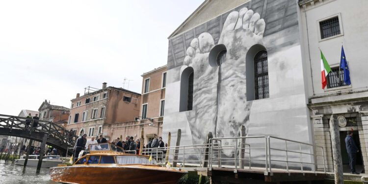 ue-ameninta-cu-sanctiuni-bienala-de-la-venetia-pentru-ca-a-permis-revenirea-rusiei-–-hotnews.ro
