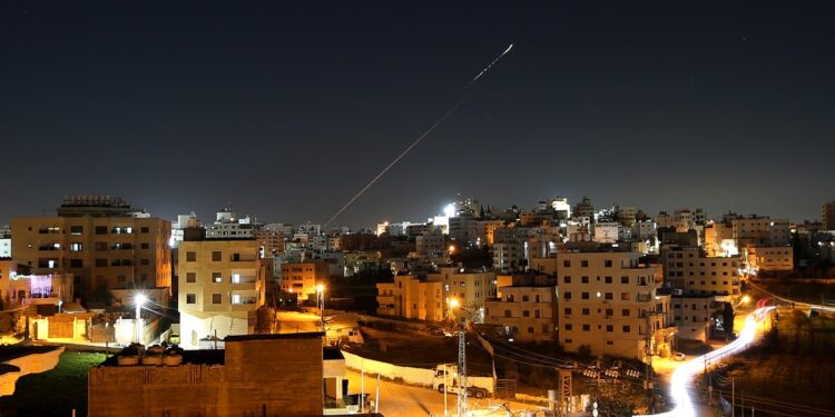 asalt-total-in-orientul-mijlociu-iranul-a-lansat-cel-mai-intens-atac-de-pana-acum:-o-baza-sua-a-fost-lovita-/-reactia-imediata-a-israelului-–-hotnews.ro