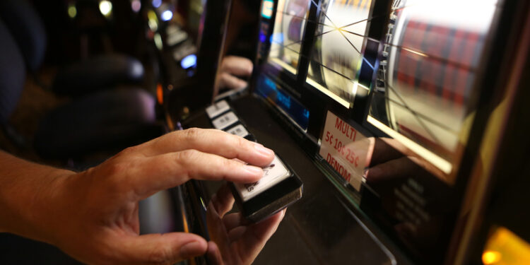 consiliul-local-sector-3-cere-interzicerea-pacanelelor-in-sector-pentru-ca-masura-ar-afecta-si-agentiile-loto,-loteria-romana-vrea-derogare-usr:-ne-cereti-ceva-ilegal-–-hotnews.ro