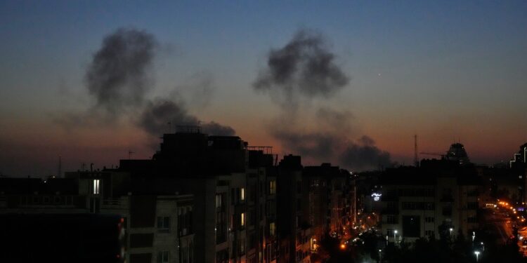 iranul-ameninta-ca-va-ataca-centre-economice-si-banci-din-golf-dupa-un-atac-israeliano-american-asupra-unei-sucursale-bancare-din-teheran-–-hotnews.ro