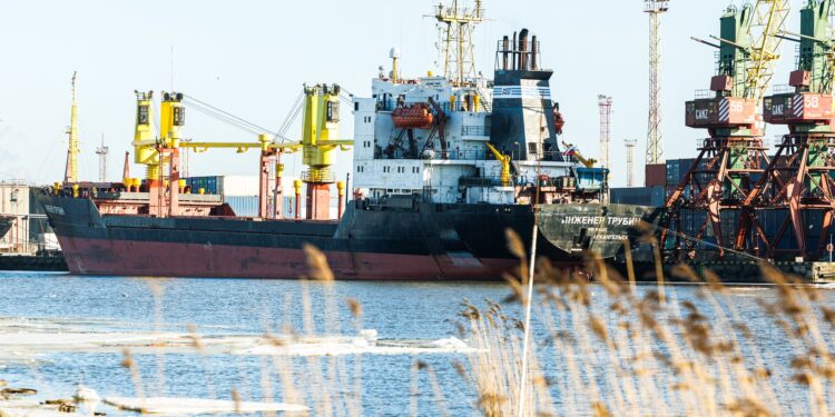 o-nava-ruseasca-incarcata-cu-gnl-pluteste-in-deriva-in-mediterana,-dupa-ce-a-fost-atacata-–-hotnews.ro