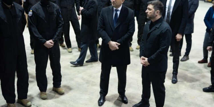 zelenski-a-vizitat-baza-aeriana-de-la-fetesti,-unde-se-antreneaza-ucraineni-pentru-a-deveni-piloti-de-avioane-f-16