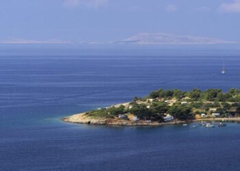 secretul-celei-mai-ciudate-insule-din-mediterana-plina-de-tuneluri-secrete-si-traditii-britanice-neasteptate