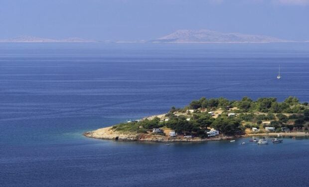 secretul-celei-mai-ciudate-insule-din-mediterana-plina-de-tuneluri-secrete-si-traditii-britanice-neasteptate