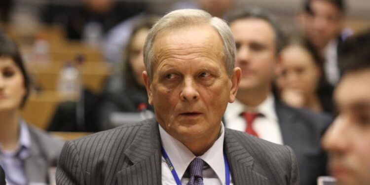 theodor-stolojan-sustine-ca-reducerea-accizelor-la-carburanti-ar-fi-o-greseala-nu-merge-sa-dam-la-toti,-nu-putem-–-hotnews.ro