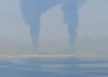 video-incendiu-masiv-intr-un-emirat-de-langa-stramtoarea-ormuz,-iranul-i-a-avertizat-pe-toti-cei-din-porturi-sa-plece-–-hotnews.ro