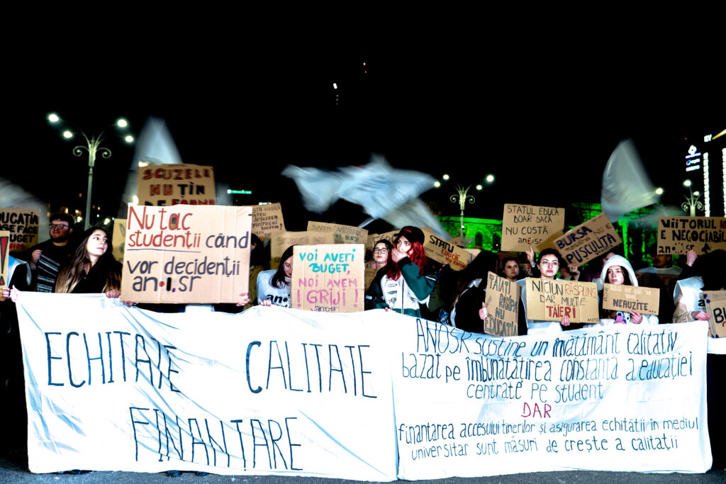 ministrul-educatiei-a-venit-sa-vorbeasca-cu-studentii-care-protestau-in-piata-victoriei-ce-le-a-transmis-–-video-–-hotnews.ro