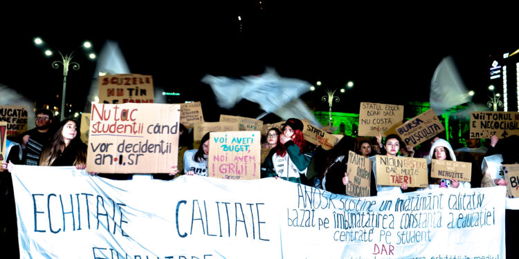 ministrul-educatiei-a-venit-sa-vorbeasca-cu-studentii-care-protestau-in-piata-victoriei-ce-le-a-transmis-–-video-–-hotnews.ro