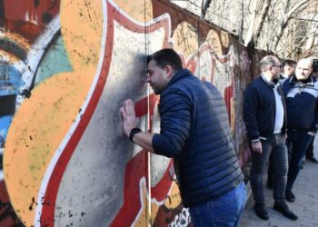 primaria-capitalei-a-montat-stalpisori-in-fata-salii-palatului-si-a-demontat-un-panou-publicitar:-trotuarele-sunt-pentru-pietoni