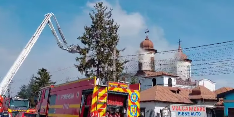 incendiu-de-proportii-la-o-biserica-monument-istoric-din-prahova.-120-de-persoane-au-iesit-singure-din-lacasul-de-cult