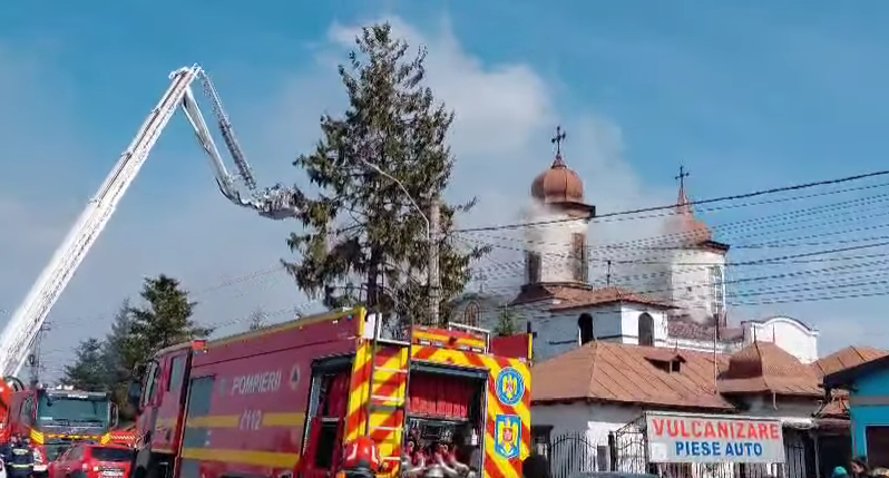 incendiu-de-proportii-la-o-biserica-monument-istoric-din-prahova.-120-de-persoane-au-iesit-singure-din-lacasul-de-cult