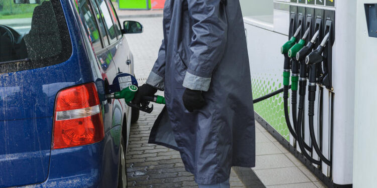 premierul-da-asigurari-ca-se-va-interveni-asupra-pretului-la-carburanti-daca-lucrurile-nu-se-vor-linisti-–-hotnews.ro