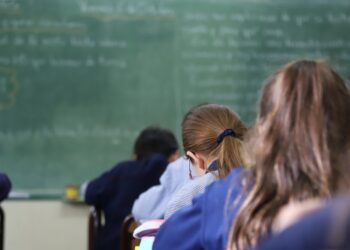 simulare-evaluarea-nationala-2026:-elevii-sustin-azi-proba-scrisa-la-limba-si-literatura-romana-–-hotnews.ro