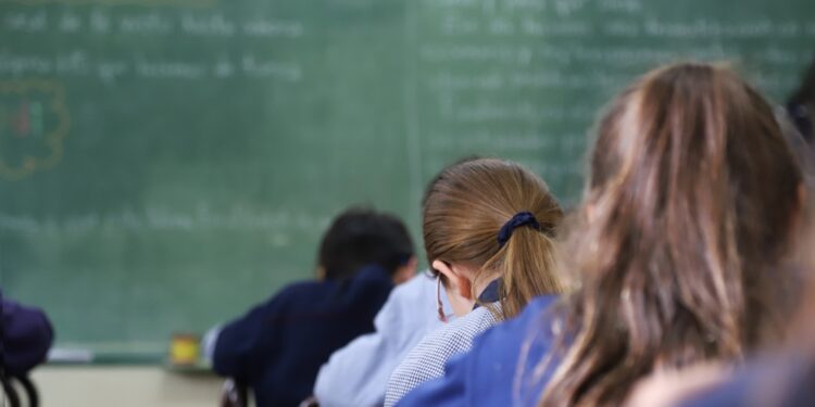 simulare-evaluarea-nationala-2026:-elevii-sustin-azi-proba-scrisa-la-limba-si-literatura-romana-–-hotnews.ro