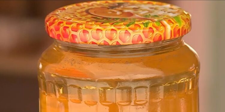 dupa-ani-cu-productii-record-de-miere,-apicultorii-romani-se-plang-ca-se-confrunta-cu-unul-dintre-cei-mai-slabi-ani-din-ultimul-deceniu.-care-e-cauza