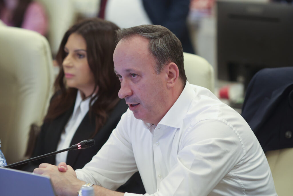 adrian-caciu-i-a-cerut-scuze-senatoarei-pnl-dupa-iesirea-nervoasa:-regret-a-fost-un-derapaj-–-hotnews.ro