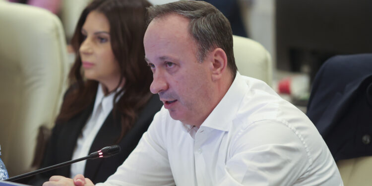 adrian-caciu-i-a-cerut-scuze-senatoarei-pnl-dupa-iesirea-nervoasa:-regret-a-fost-un-derapaj-–-hotnews.ro