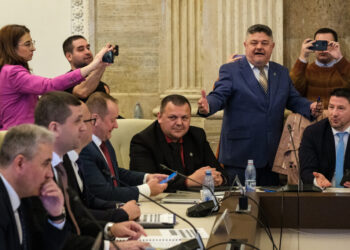 bugetul-pentru-anul-2026-este-analizat-acum-/-scandal-in-parlament:-amendamentul-psd-pentru-ajutorul-unic-al-pensionarilor-a-trecut-in-comisii-cu-voturile-psd,-udmr-si-pace,-dar-nu-a-adunat-suficiente-voturi-aur-nu-a-votat.-psd-se-retrage-de-la-dezbatere