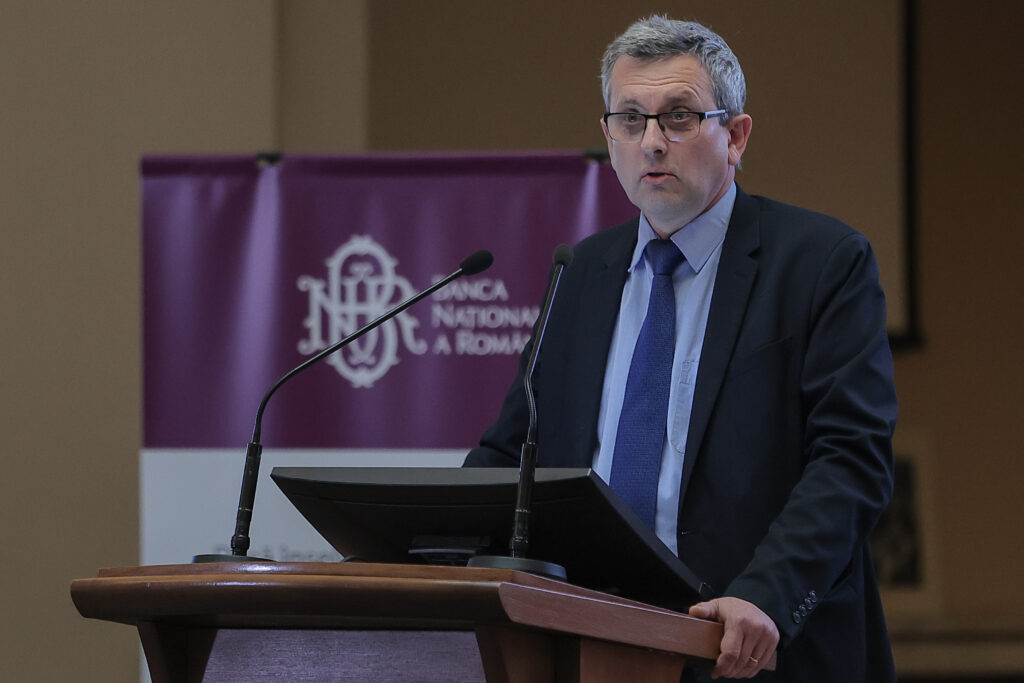 datoria-externa-a-romaniei-creste-cu-2-miliarde-de-euro-pe-luna,-iar-noi-discutam-despre-cum-sa-ne-protejam-fiecare-buzunarul,-avertizeaza-economistul-sef-al-bnr-–-hotnews.ro