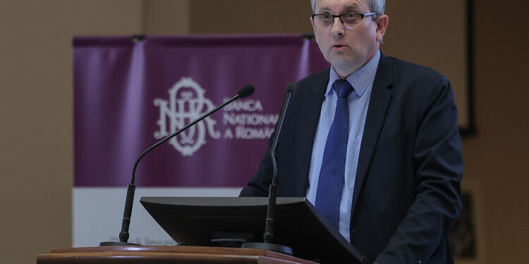 datoria-externa-a-romaniei-creste-cu-2-miliarde-de-euro-pe-luna,-iar-noi-discutam-despre-cum-sa-ne-protejam-fiecare-buzunarul,-avertizeaza-economistul-sef-al-bnr-–-hotnews.ro