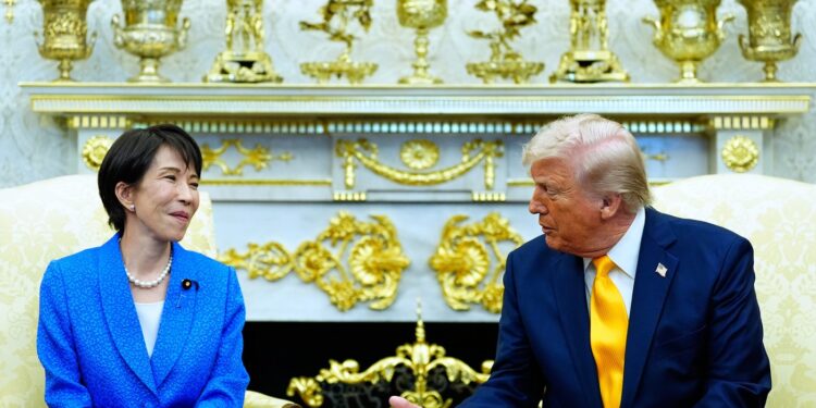 video-trump-glumeste-pe-seama-atacului-de-la-pearl-harbor,-avand-o-alaturi-pe-sefa-guvernului-japonez-–-hotnews.ro