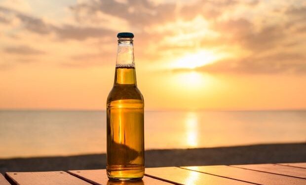 insula-cu-peisaj-martian,-unde-romanii-pot-ajunge-cu-doar-520-de-lei,-si-unde-o-bere-costa-cat-o-cafea