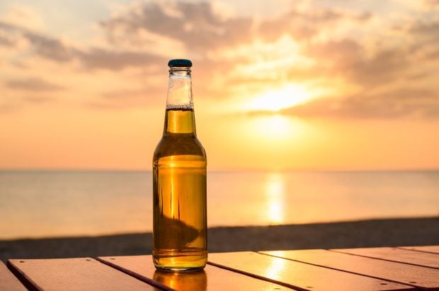 insula-cu-peisaj-martian,-unde-romanii-pot-ajunge-cu-doar-520-de-lei,-si-unde-o-bere-costa-cat-o-cafea