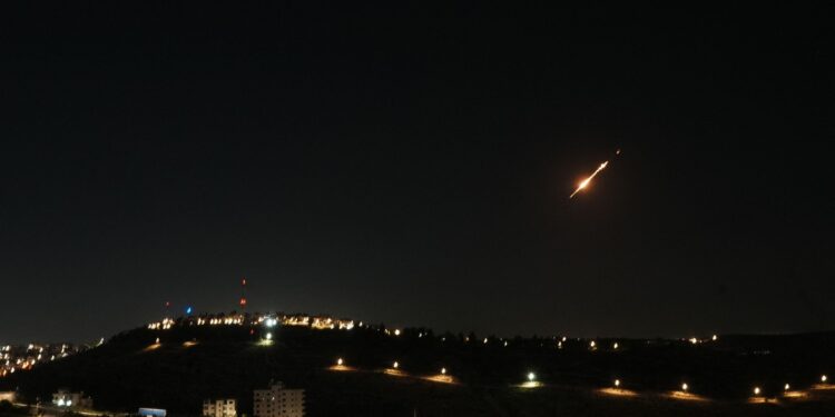 video-o-racheta-iraniana-este-interceptata-in-ultima-clipa,-deasupra-israelului,-dupa-o-prima-incercare-esuata:-uluitor-–-hotnews.ro