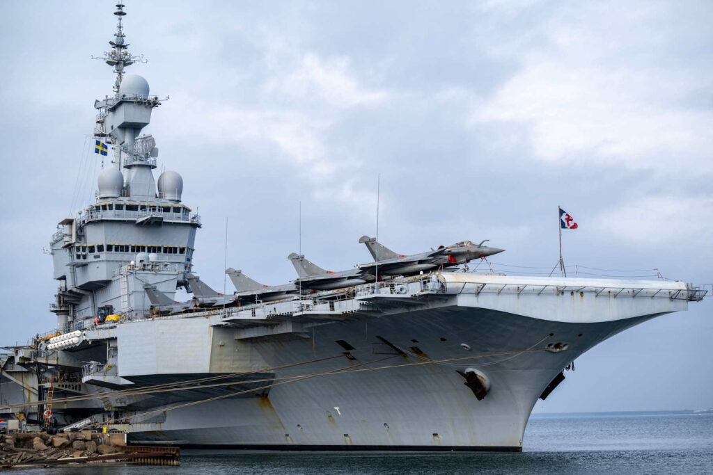 cum-a-divulgat-din-greseala-un-ofiter-francez-pozitia-portavionului-charles-de-gaulle-cu-un-simplu-jogging-pe-puntea-navei-–-hotnews.ro