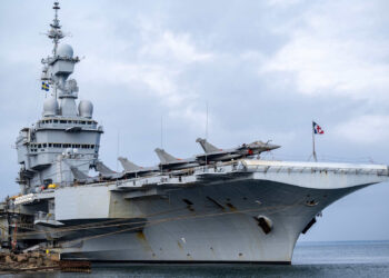 cum-a-divulgat-din-greseala-un-ofiter-francez-pozitia-portavionului-charles-de-gaulle-cu-un-simplu-jogging-pe-puntea-navei-–-hotnews.ro