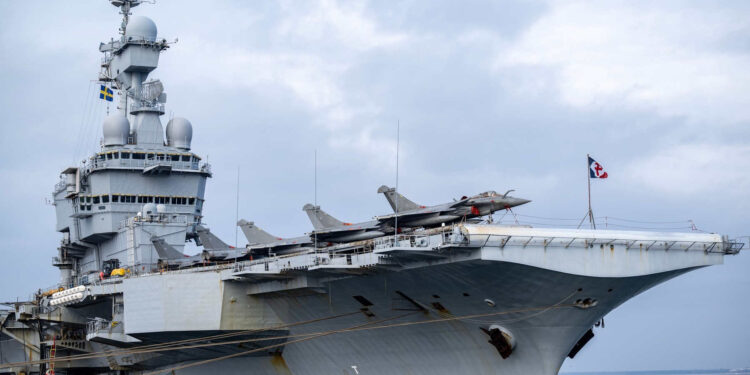 cum-a-divulgat-din-greseala-un-ofiter-francez-pozitia-portavionului-charles-de-gaulle-cu-un-simplu-jogging-pe-puntea-navei-–-hotnews.ro