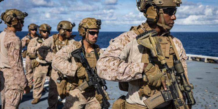 pregatiri-intense-la-pentagon-pentru-posibile-operatiuni-terestre-in-iran-sua-trimite-in-regiune-2500-puscasi-marini-si-o-nava-de-asalt-amfibiu-–-hotnews.ro