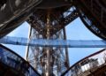 a-aparut-un-pod-suspendat-pe-turnul-eiffel.-doar-4-oameni-au-voie-simultan