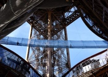 a-aparut-un-pod-suspendat-pe-turnul-eiffel.-doar-4-oameni-au-voie-simultan