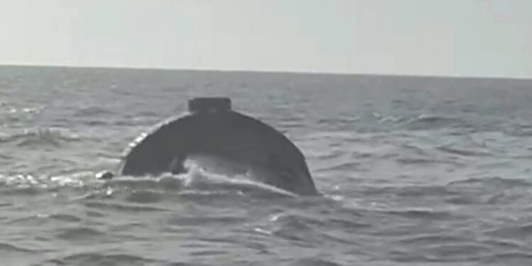 au-aparut-primele-imagini-cu-momentul-scufundarii-remorcherului-astana.-cinci-marinari-au-murit-in-urma-tragediei