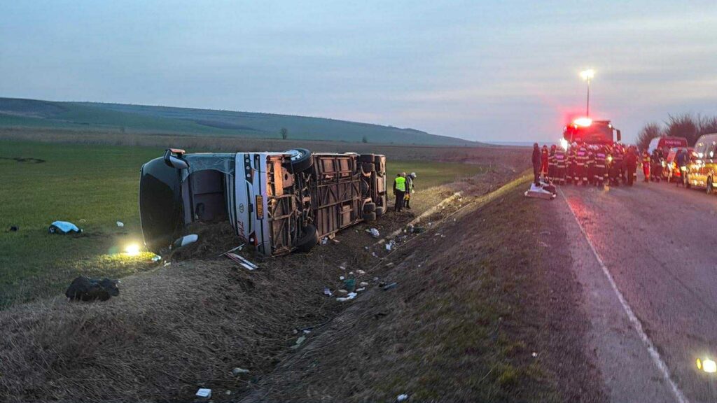 foto-video-plan-rosu-in-vaslui:-un-autocar-cu-44-de-pasageri-s-a-rasturnat-pe-dn-24-un-mort-si-15-raniti-–-hotnews.ro