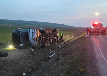 foto-video-plan-rosu-in-vaslui:-un-autocar-cu-44-de-pasageri-s-a-rasturnat-pe-dn-24-un-mort-si-15-raniti-–-hotnews.ro